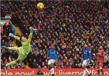  ?? REUTERS PIC ?? Liverpool’s Mohamed Salah (right) scores past Everton’s Jordan Pickford in their Premier League match on Sunday.