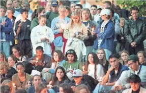  ?? FORT COLLINS COLORADOAN ?? Colorado State University students gather for a candleligh­t vigil for murder victim Matthew Shepard on Oct. 13, 1998.