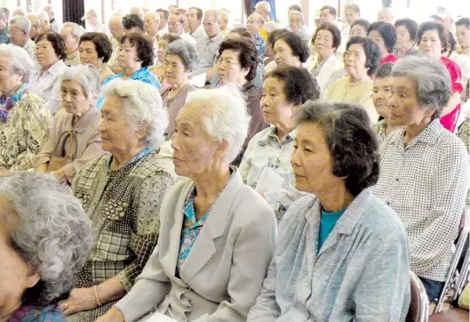  ??  ?? En el geriátrico de Ogimi. La mayoría de sus residentes pasaron largamente los cien años y se celebra la extensión ilimitada del tiempo de vida.