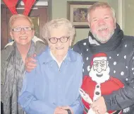  ??  ?? Best of buddies Hands On volunteers Tommy Milne and Beccy McFarlane have a parcel for Strathaven pensioner Nancy Morris