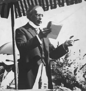  ??  ?? Federal Liberal Party Leader Sir Wilfrid Laurier addresses a Toronto crowd in 1913. Laurier’s death in 1919 led his divided party to launch the first mass leadership race in Canada.