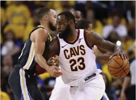  ?? FOTO: LEHTIKUVA/AFP/EZRA SHAW ?? Golden State Warriors Stephen Curry och Cleveland Cavaliers
■ LeBron James.