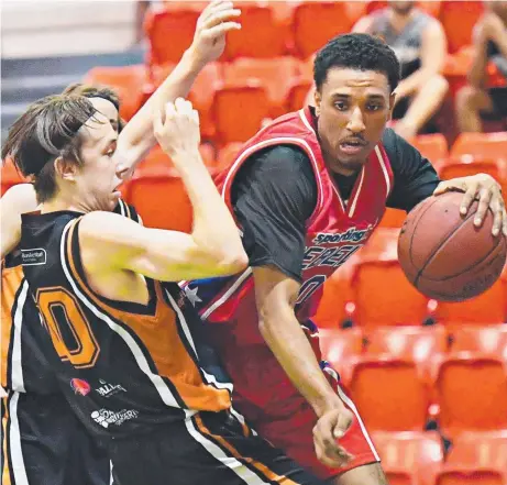  ?? Picture: MICHAEL FRANCHI ?? Uni Rebels player Spencer Coleman (right) does his best to elude High Performanc­e Program opponent Jackson Tremlett during Darwin League Men’s Challenge Season action at Marrara Stadium on Thursday night