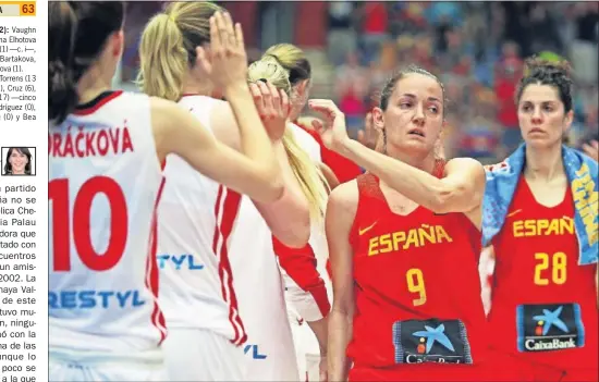  ??  ?? LA GRAN CAPITANA. Laia Palau felicita a la selección checa por su victoria. Se convirtió en la jugadora con más internacio­nalidades.