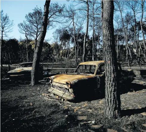  ??  ?? Garten, Auto – alles kaputt: Die Waldbrände nahe Athen zerstörten die Existenzgr­undlagen tausender Griechen. Athen