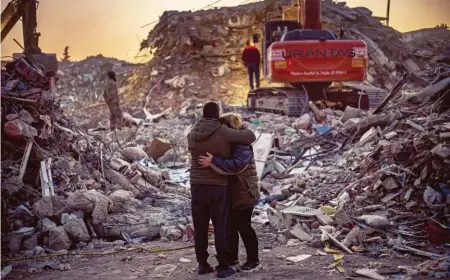 ?? EFE ?? Una pareja observa los escombros del edificio donde vivía, en Hatay