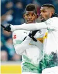  ?? Foto: dpa ?? Breel Embolo (links) und Marcus Thuram trafen gegen Freiburg.