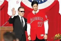  ??  ?? LOS ANGELES ANGELS OF ANAHEIM owner Arte Moreno introduces Shohei Ohtani to the Los Angeles Angels of Anaheim at Angel Stadium of Anaheim on Dec. 9 in Anaheim, California.