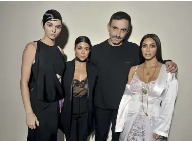  ??  ?? Riccardo Tisci con Kendall Jenner, Kourtney e Kim Kardashian a Parigi nel 2016