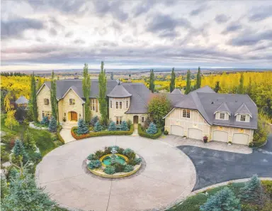  ?? PHOTOS: CONCIERGE AUCTIONS ?? A circular driveway and fountain welcomes visitors to luxurious Terre Blanche in Springbank.
