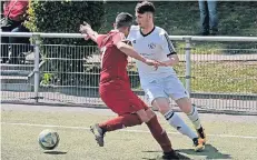  ?? RP-FOTO: STASCHIK ?? Tim Tiefenthal (rechts) ackerte fleißig, war aber oft glücklos.