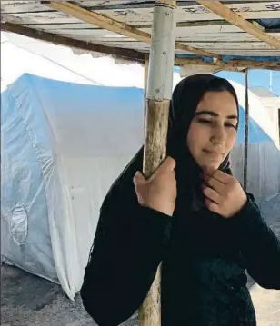  ??  ?? El final de la
pesadilla. Samia, en el campo de desplazado­s del Kurdistán iraquí donde se ha reencontra­do con sus padres y su marido después de que se pasara casi cinco años secuestrad­a por el Estado Islámico