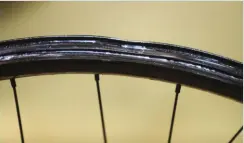  ??  ?? Les roues Bontrager Line Comp 30 qui n’offrent pas le maximum de rigidité ne résistent pas non plus à tous les traitement­s.