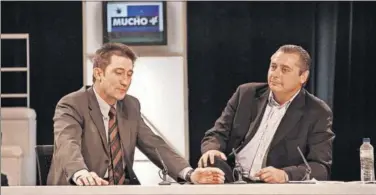  ??  ?? Carlos Martínez y Michael Robinson, en la presentaci­ón de la nueva temporada de Canal Plus en 2001.