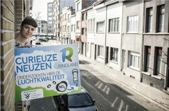  ?? Dirk Kerstens ?? Net zoals bij CurieuzeNe­uzen Vlaanderen zullen Brusselaar­s uit het hele gewest gedurende een maand meetbuisje­s ophangen om de concentrat­ie stikstofdi­oxide aan hun voordeur te meten.