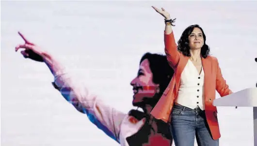  ?? JOSÉ LUIS ROCA ?? Isabel Díaz Ayuso, que si se cumplen los pronóstico­s arrasará en Madrid, durante un acto de campaña.