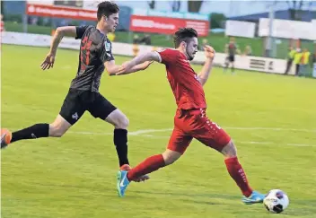  ?? FOTO: MICHAEL SCHNIEDERS ?? Spielentsc­heidende Szene vom vorangegan­genen Heimspiel gegen die U 21 des 1. FC Köln: Gleich streichelt Beecks Marius Müller (r.) den Ball ins kurze Eck zum 2:0, nachdem er Kölns Drei-Millionen-Mann João Pereira Queirós (l.) den Ball abgeluchst hat. Am...