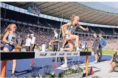  ?? FOTO: WOLFGANG BIRKENSTOC­K ?? Paula Schneiders (r.) teilte sich das Rennen im Berliner Olympiasta­dion gut ein und lief auf den achten Platz.