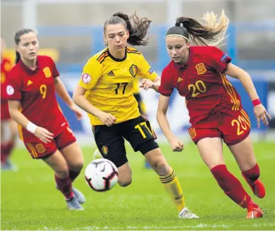  ??  ?? Battle Belgium’s Tiffanie Vanderdonc­ht in action with Spain’s Athenea del Castillo Tense