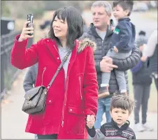  ?? ?? Leyla Tran and her 3-year-old son visit the home.