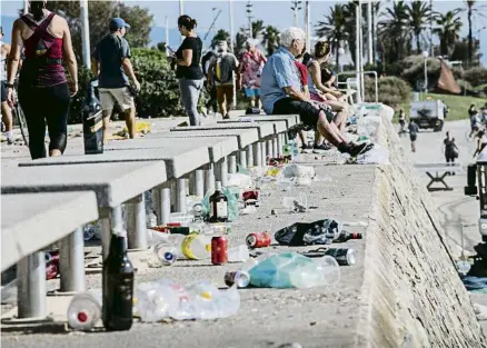  ?? XAVIER CERVERA / ARXIU ?? El Consistori apunta a les botigues de conveniènc­ia com a proveïdors d’alcohol per als botellots