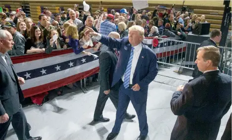  ??  ?? Trump saluda a sus simpatizan­tes, durante un acto de campaña realizado el domingo en la escuela Muscatine, en Iowa, donde el lunes próximo hay caucus.