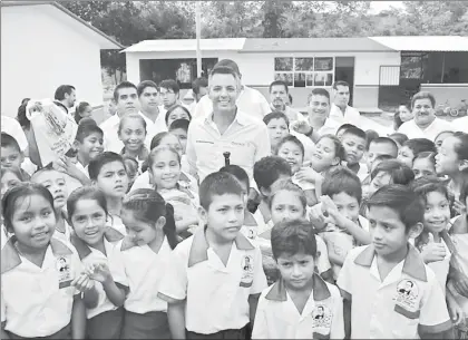  ??  ?? El gobernador de Oaxaca, Alejandro Murat, visitó ayer el Centro Deportivo Che-Nita, en el municipio de Ixtepec, donde se reunió con el equipo médico de especialis­tas en desastres enviado por Cuba ■ Foto La Jornada