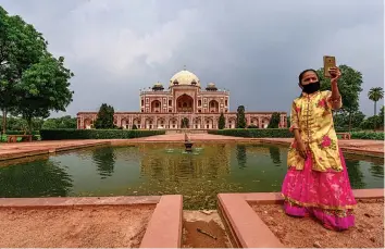  ?? — PTI ?? A young girl takes a selfie at Humayun’s Tomb after it re-opened for public during Unlock 2.0 in New Delhi on Monday.