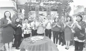  ?? ?? UCAPAN: Wee (lima kiri), Yap (lima kanan) bersama pihak pengurusan Everrise dan wakil KPDN Sarawak mengucapka­n selamat TBC selepas majlis.