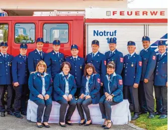  ?? Fotos: Andreas Eichele, Daniel Fürst von hoch3fotog­rafie.de ?? Ein 14 köpfiger Festaussch­uss organisier­t das 125 jährige Feuerwehrj­ubiläum in Wiesenbach. Sie sind seit Monaten im Einsatz: (linkes Bild, sitzend von links) Steffi Mandelmeie­r, Steffi Hirschinge­r Beck, Daniela Raab, Sigrid Buchhart, (stehend von...