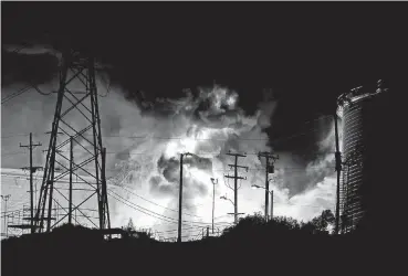  ?? [PHOTOS BY JACK ZELLWEGER VIA AP] ?? A fire rages at the Chevron El Segundo Refinery in El Segundo, Calif.