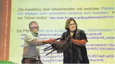  ?? FOTO: ANTHIA SCHMITT ?? Kerstin Stolzenbur­g vom Landwirtsc­haftlichen Technologi­ezentrum Augustenbe­rg informiert detaillier­t über die Pflanze Silphie und ihren Nutzen für die Landwirtsc­haft.