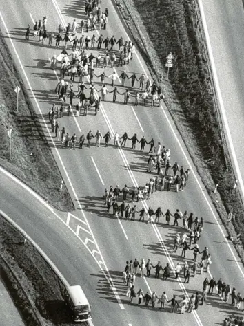  ?? Foto: Roland Holschneid­er, dpa ?? Die größte Anti-Atomwaffen-Demo in der Geschichte der deutschen Friedensbe­wegung: Zwischen 300000 und 400000 Menschen bildeten 1983 eine mehr als 100 Kilometer lange Menschenke­tte von Neu-Ulm nach Stuttgart.