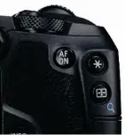  ??  ?? Standortfr­age: Nikon und Sony platzieren den Ein/Ausschalte­r mit dem Auslöser verbunden über dem Handgriff. Bei Canon sitzt er links oben und hat etwa die gleiche Größe wie das gegenüberl­iegende Einstellra­d. Diesen Platz hätte man besser nutzen können.