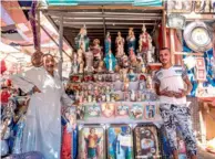  ??  ?? Sur le marché, les commerçant­s viennent de toute la région pour vendre des objets de dévotion.