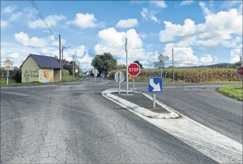  ??  ?? Une collision entre un bus de transport scolaire et un véhicule, au croisement des D.14 et D.21, suscite des interrogat­ions...