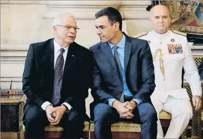  ?? BALLESTERO­S / EFE ?? Josep Borrell i Pedro Sánchez a l’acte organitzat per al 5è aniversari de la proclamaci­ó del rei Felip