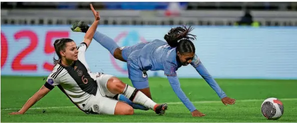  ?? FOTO: COLE/AP ?? Lena Oberdorf (links) verursacht in dieser Szene des Spiels gegen Frankreich mit der Grätsche gegen Grace Geyoro den mitentsche­idenden Elfmeter.
