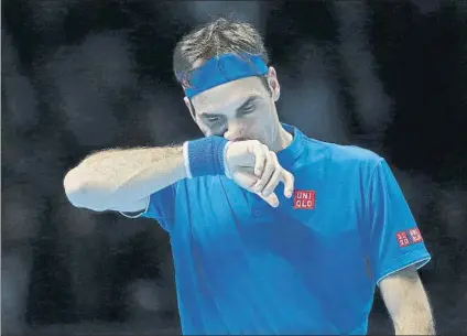  ?? FOTO: AP ?? Roger Federer, derrotado por Kei Nishikori en la primera jornada del Masters ATP, con sede en el O2 Arena de Londres