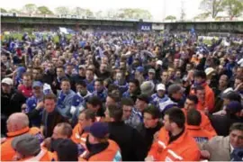  ?? FOTO PHOTO NEWS ?? Genk-fans bestormden na affluiten het veld in het Kuipje.