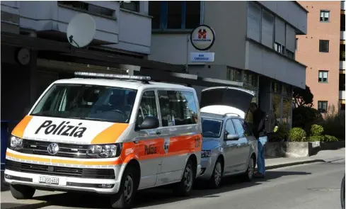  ?? RESCUEMEDI­A ?? Agenti della Polizia cantonale e della Scientific­a al lavoro