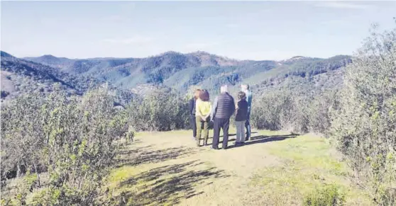  ?? MARÍA EUGENIA VÍLCHEZ ?? Parte del sendero, que se puede hacer en coche o en bicicleta, permite disfrutar de estas fantástica­s vistas de la Sierra de Córdoba.