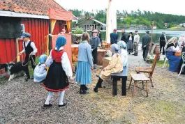  ??  ?? BARNELEK: Barn fra Flosta skole lekte ved dukketeate­ret før storbonden og medhjelper­ne ankom.