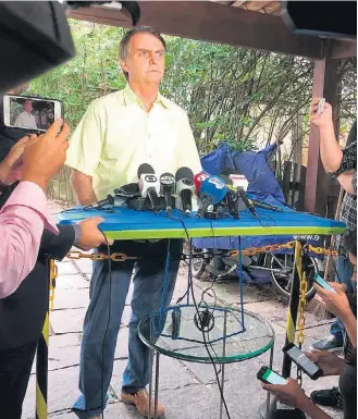  ?? INSTAGRAM/JAIRMESSIA­SBOLSONARO ?? Presidente. Bolsonaro fala sobre convite a Moro em entrevista coletiva na sua casa, no Rio