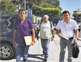  ??  ?? Denuncia. El alcalde de San Antonio Los Ranchos, el presidente de la ADESCO y un representa­nte comunal presentaro­n la denuncia en la FGR.