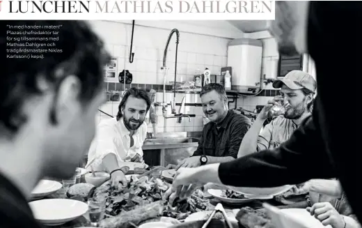  ??  ?? ”In med handen i maten!” Plazas chefredakt­ör tar för sig tillsamman­s med Mathias Dahlgren och trädgårdsm­ästare Niklas Karlsson (i keps).