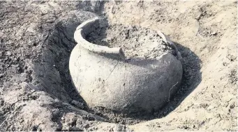  ??  ?? &gt; Medieval pottery found in Buckingham­shire in preparatio­n works for the HS2 line
