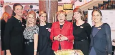  ?? F: WIRSEL ?? Angela Merkel (3.v.r) bedankte sich beim Orga-Team (v.l.): Katja Onkelbach, Lisa Zabot, Lena Reuter, Kathrin Schlickman­n, Kathrin Schröder-Böcker (v.l.)