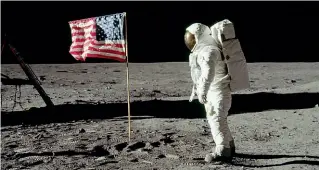  ??  ?? La foto storica Edwin Eugene Aldrin, «Buzz», vicino alla bandiera americana sulla Luna, 50 anni fa