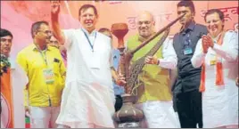  ?? MANOJ DHAKA/HT ?? Union home minister Amit Shah being presented with a hookah during a rally at Meham town in Rohtak district on Wednesday.